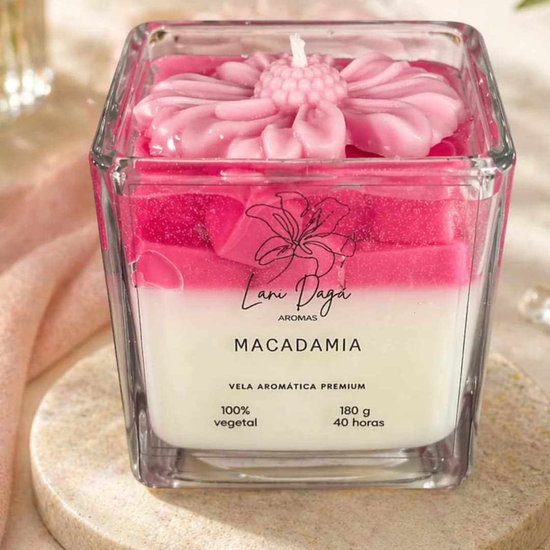 Vela Crisântemo Duas Cores: crisântemo de cera rosa sobre vela em duas cores, em pote de vidro quadrado