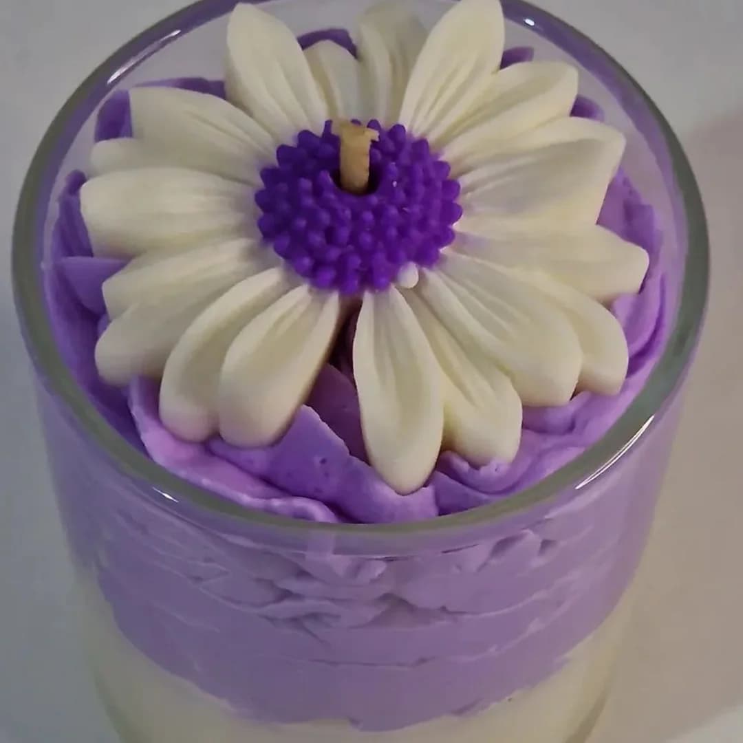 Vela Margarida: margarida de cera branca com miolo roxo, em pote de vidro circular