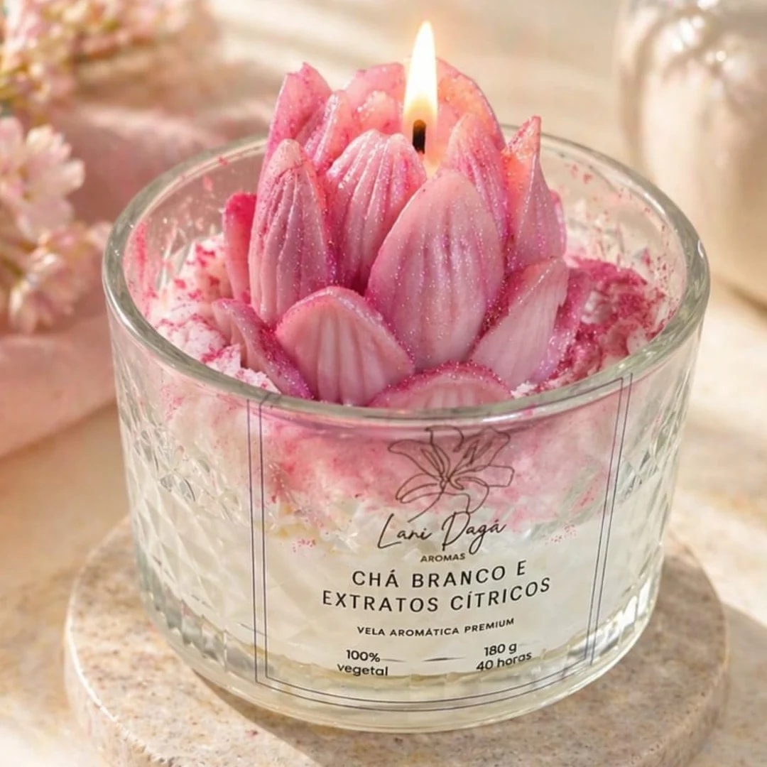 Vela Flor de Lótus: flor de lótus de cera rosa acesa, em pote de vidro circular