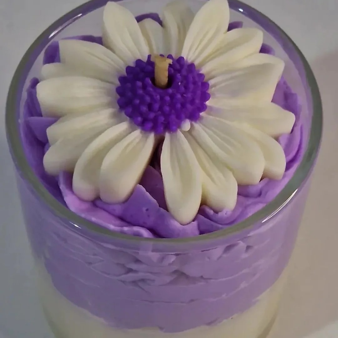 Vela Margarida: margarida de cera branca com miolo roxo, em pote de vidro circular